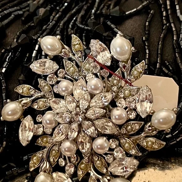 Elegant Silverplated brooch with faux pearls and rhinestones-brand new with tags - Picture 10 of 12